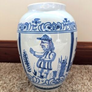 Williamsburg Delft Large Vase Made by OUD in Holland C 49 "London Jar"